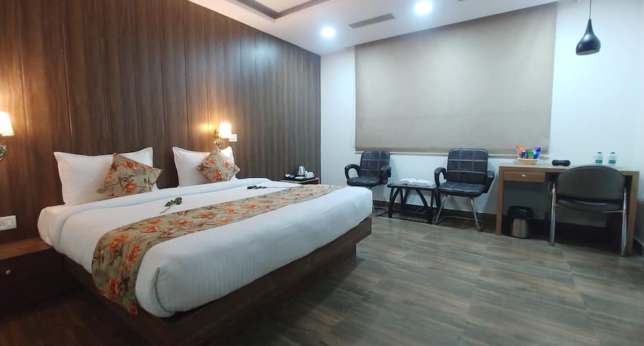 https://imgcld.yatra.com/ytimages/image/upload/t_hotel_yatra_details_desktop/v5676741026/Hotel/Greater Noida/00185316/20210403_212709_min_rmIkvK.jpg